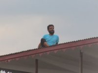 İntihar Etmek İçin Çatıya Çıkan Şahsı Böyle İkna Etti