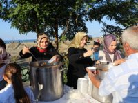 Rize'de MHP’li Kadınlardan ve Asenalardan Aşure İkramı