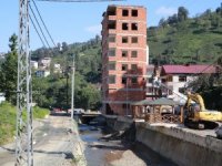 Rize’de 2 Ağustos’ta Yaşanan Selde Gündeme Gelen 7 Katlı Bina Bugün Yıkılıyor