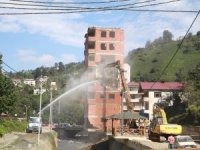 Rize’de 2 Ağustos’ta Yaşanan Selde Gündeme Gelen 7 Katlı Binanın Yıkımına Başlandı