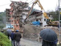 Rize'deki 7 Katlı Binanın Yıkımı 3. Günde Devam Ediyor