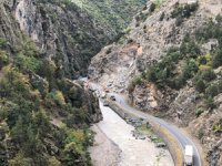Artvin-Şavşat karayolu heyelan nedeniyle ulaşıma kapandı