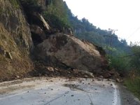 Rize’de Heyelan Yolu Kapattı