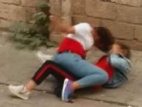 Liseli Kızların Sokak Ortasındaki Kavgası Kamerada