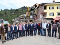 Rize'de Altından Dere Geçen Binanın Yıkımına Devam Edildi