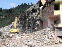 Rize'de Altından Dere Geçen Binanın Yıkımı Tamamlandı