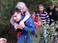Jandarma Ayşe Teyzeyi Sırtında Taşıyarak Kurtardı