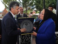 Rize’nin Tek Kadın Muhtarına Plaket