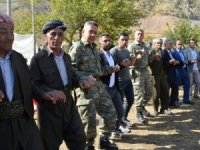 Sınırda Asker Ve Vatandaş Kol Kola Halay Çekti