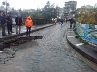 Tabakhane Köprüsü’nün Çıkışında Yol Çöktü