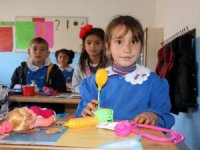 Köy Okulundaki Öğrencilere Koli Koli Oyuncak