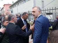 Rize’de Dolmuş Durağı Başkanı Belediye Çalışanı Tarafından Silahla Ayağından Vuruldu, Ortalık Karıştı