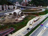 İki Yol Ortasındaki Cami Dikkat Çekiyor