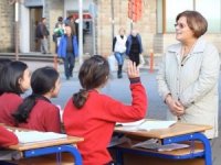 Emekli Öğretmenlere Duygulandıran ‘Sokakta Sınıf’ Jesti