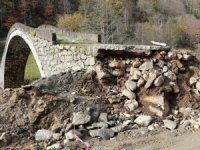 Rize'de Sellerin Yıkamadığı 300 Yıllık Tarihi Köprüye Yol Çalışması Zarar Verdi