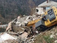 Bina Kepçenin Üzerine Yıkıldı, O Anlar Saniye Saniye Görüntülendi
