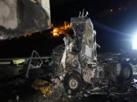Artvin'de viyadüğün ayağına çarpan tırın sürücüsü öldü