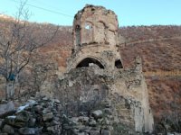 Manastırda izinsiz kazı yapan 3 kişi gözaltına alındı