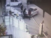 Kaza Yapan Otomobil Yayaların Arasına Daldı