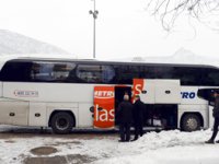 Kırık Camı Naylonla Kapatan Otobüs Şoförünü Yolcular İhbar Etti