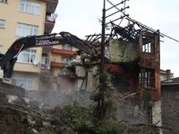 Rize'de Tinercilerin Mekanı Haline Gelen Bina Yıkıldı
