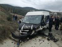 İşçi Servisi İle Otomobil Çarpıştı: 1 Ölü, 19 Yaralı