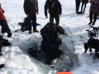 Buzu Kesip Çıldır Gölü’ne Daldılar