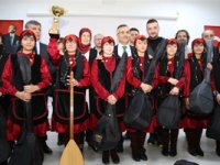 Vali Çeber, Öğrencilere Bağlama Dağıttı