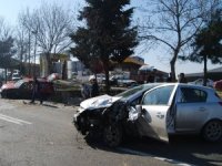 Otomobiller Çarpıştı: 1 Ölü, 2 Yaralı