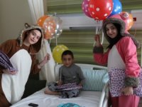 Tedavi Gören Çocuklara Moral Oluyorlar