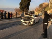 Belediye Otobüsü Otomobille Kafa Kafaya Çarpıştı: 2 Yaralı