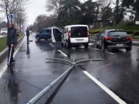 Aydınlatma Direği Otomobillerin Üstüne Devrildi
