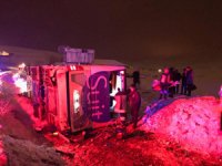Bayburt'ta yolcu otobüsü şarampole devrildi