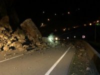 Tirebolu-Gümüşhane Karayolu Heyelan Nedeniyle Trafiğe Kapandı