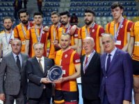 Galatasaray Erkek Voleybol Takımı’na Madalyalarını Mustafa Cengiz Verdi