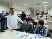 Vali Çeber'den Kütüphaneye Akşam Ziyareti