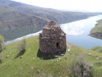 Manzarası İle Dikkat Çeken Bin Yıllık Kümbet