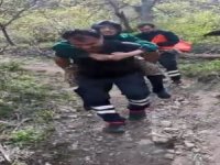112’i Çalışanı 82 Yaşındaki Hasta Nineyi Sırtında Böyle Taşıdı