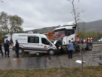 Samsun'da cenaze aracı ile tır çarpıştı: 2 yaralı