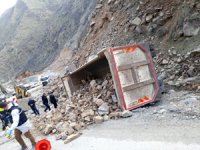 Devrilen Kamyonun Sürücüsü Hayatını Kaybetti