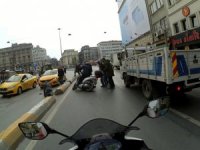 Motosikletlinin El Arabalı Adama Çarptığı Anlar Kamerada