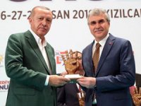 Cumhurbaşkanı Erdoğan, Ekrem Yüce'ye Ödülünü Verdi