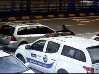 El Freni Çekilmeyen Aracı Durdurmak İçin Önüne Atladı