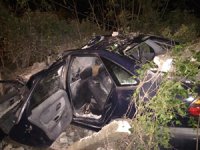 Metruk binaya çarpan otomobilin sürücüsü öldü