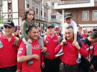 Vali Çeber: "Sarıldık. ‘Sayın valim çok terliyim, sarılma’ diyor. Gel de sarılma."