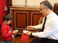 Vali Kemal Çeber, Minik Barış’ı Makamında Ağırladı
