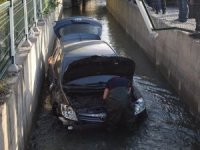 Otomobil Sulama Kanalına Uçtu