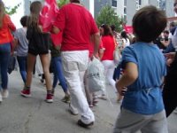 Torununu "Kaybolmasın" Diye Beline İp Bağlayıp Dolaştırdı