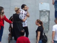 Sokak Ortasında Sandalyeler Havada Uçuştu