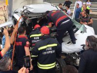 Rize’de Trafik Kazası 3 Yaralı. Araçta Sıkışanları Çıkarmak İçin Uzun Süre Uğraş Verdiler